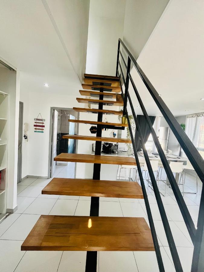 Superbe Duplex Design Neuf 2 Chambres, Climatise Confort, Facile D,acces Stationnement Gratuit