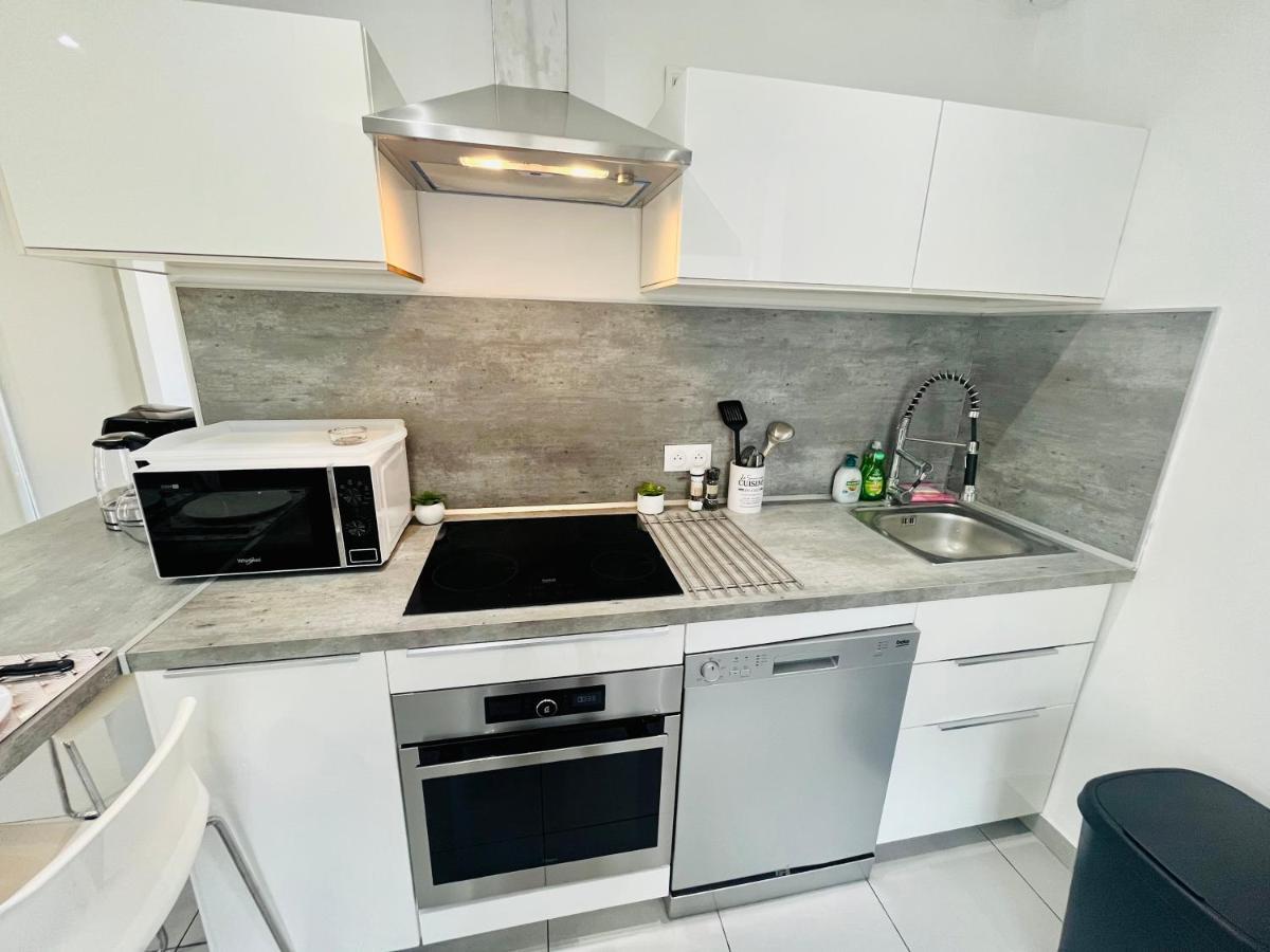 Superbe Duplex Design Neuf 2 Chambres, Climatise Confort, Facile D,acces Stationnement Gratuit