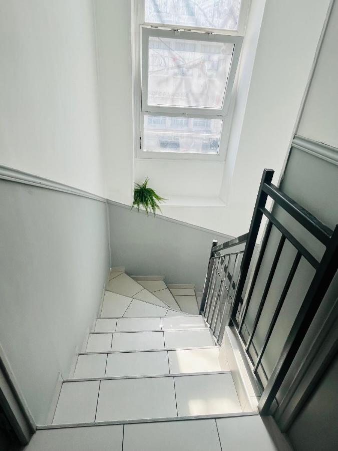 Superbe Duplex Design Neuf 2 Chambres, Climatise Confort, Facile D,acces Stationnement Gratuit Appartement