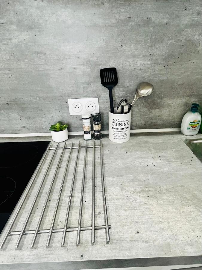 Superbe Duplex Design Neuf 2 Chambres, Climatise Confort, Facile D,acces Stationnement Gratuit Appartement